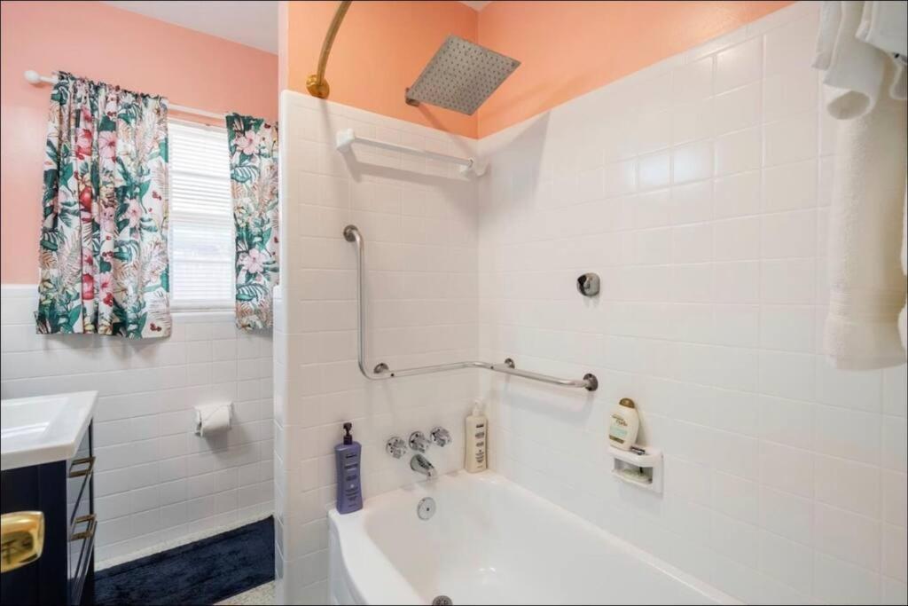 In The Center Of Gulfport, Min Away From The Beach! Holiday home St. Petersburg