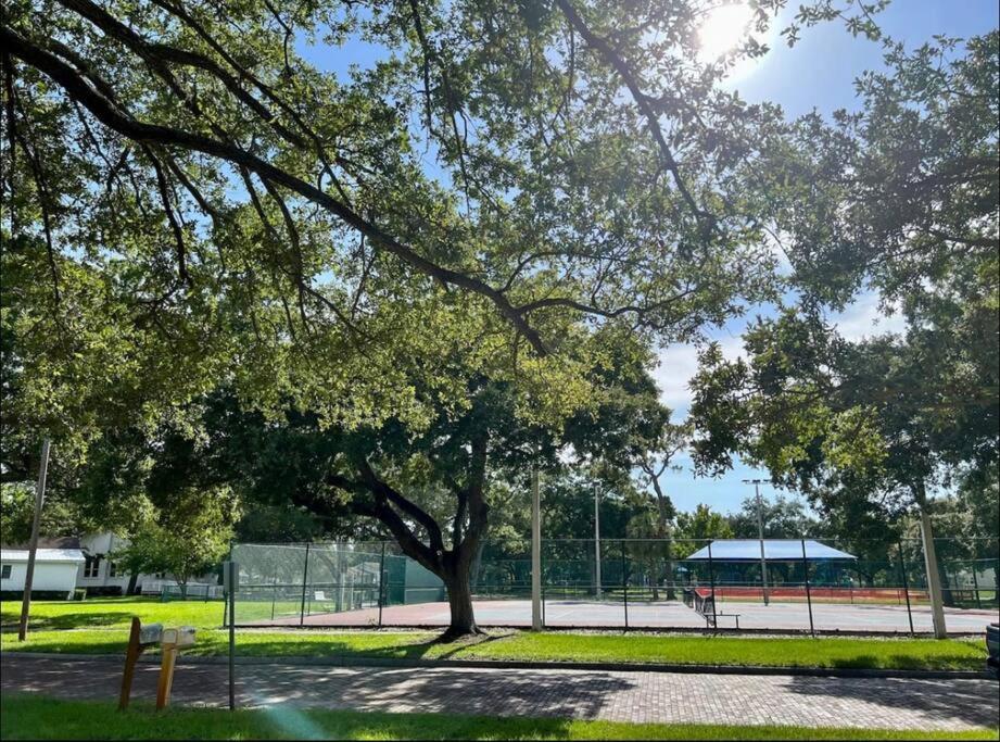In The Center Of Gulfport, Min Away From The Beach! Holiday home *