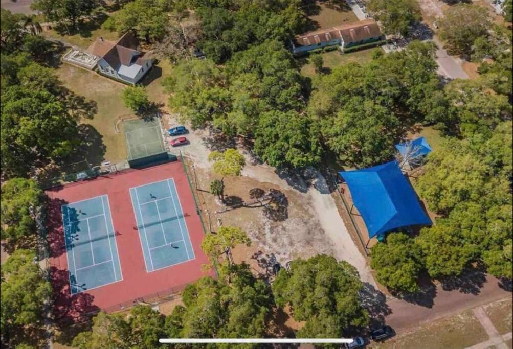 In The Center Of Gulfport, Min Away From The Beach! Holiday home