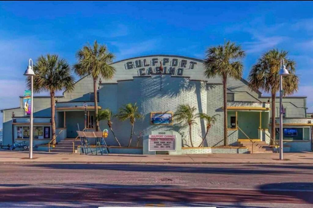In The Center Of Gulfport, Min Away From The Beach! Holiday home *