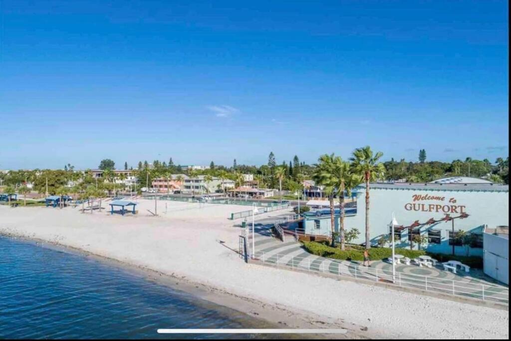 In The Center Of Gulfport, Min Away From The Beach! St. Petersburg